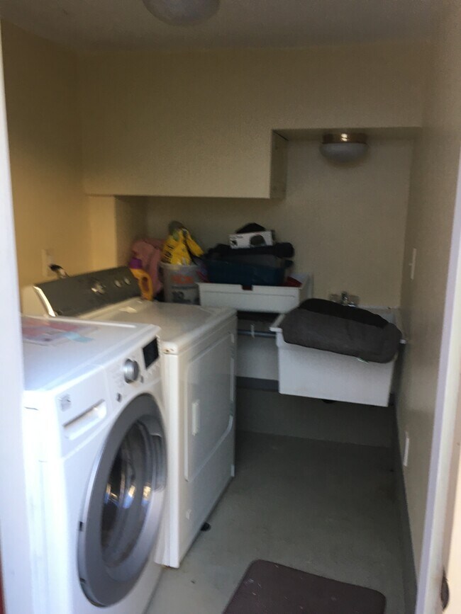 laundry room - 2820 Baker St