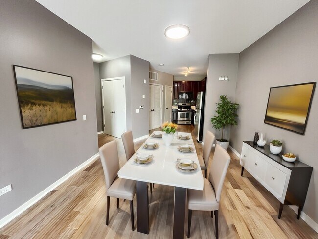 Building Photo - 1075 W Roosevelt Rd