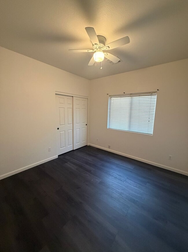 Building Photo - Welcome home to this meticulously maintained property in desirable Sun Groves Subdivision!