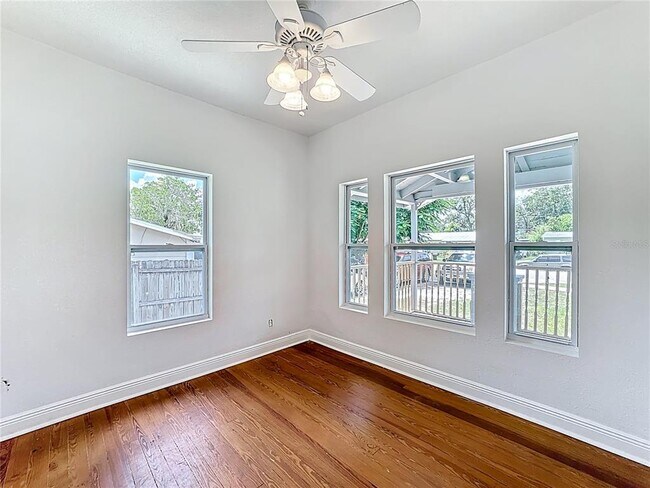 Building Photo - 2409 Drake Dr
