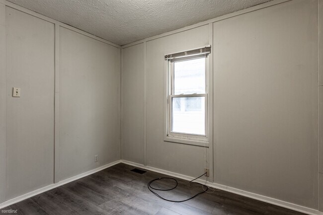 Building Photo - 2 br, 1 bath House - 2320 Hoyt Ave