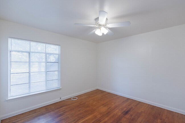 Building Photo - 214 Antrim Dr