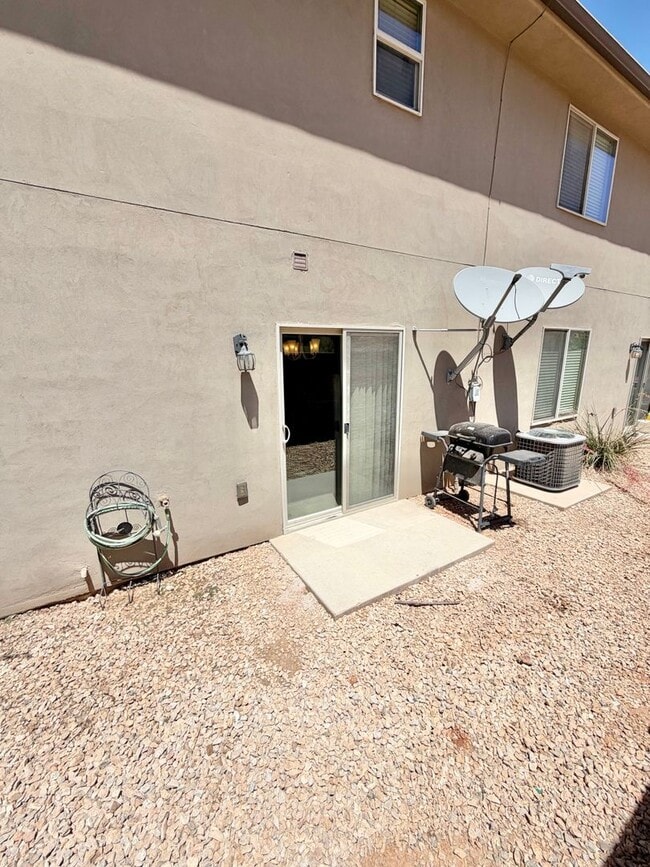 Building Photo - Town home in Little Valley Area. End Unit!!