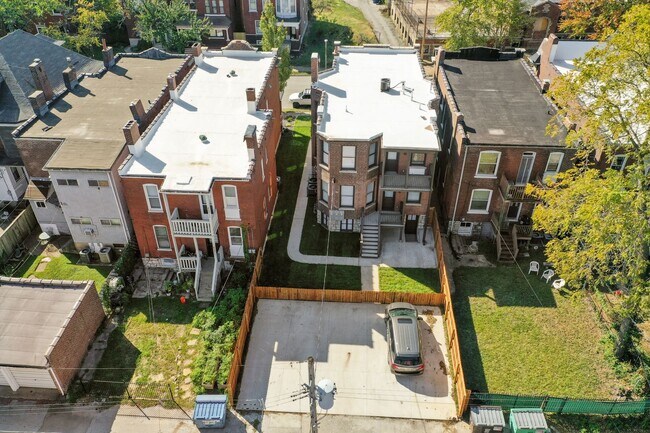Building Photo - Perfect for BJC Residents/Frequenters