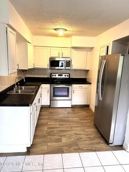 Building Photo - 2856 Beachwood Blvd