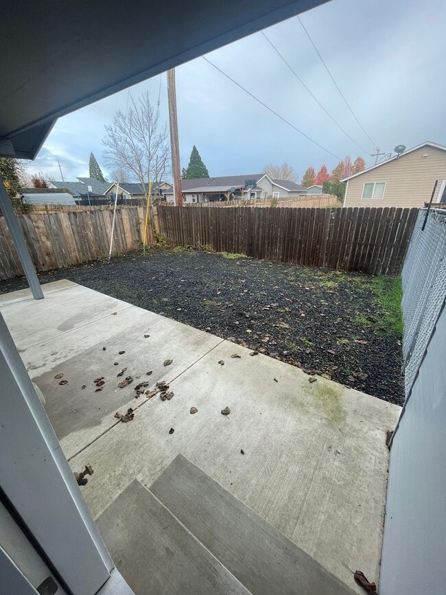 Building Photo - Convieniently located charming duplex with modern updates!