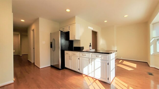 Building Photo - Fabulous 3BR/3.5BA Potomac Townhome, in In...