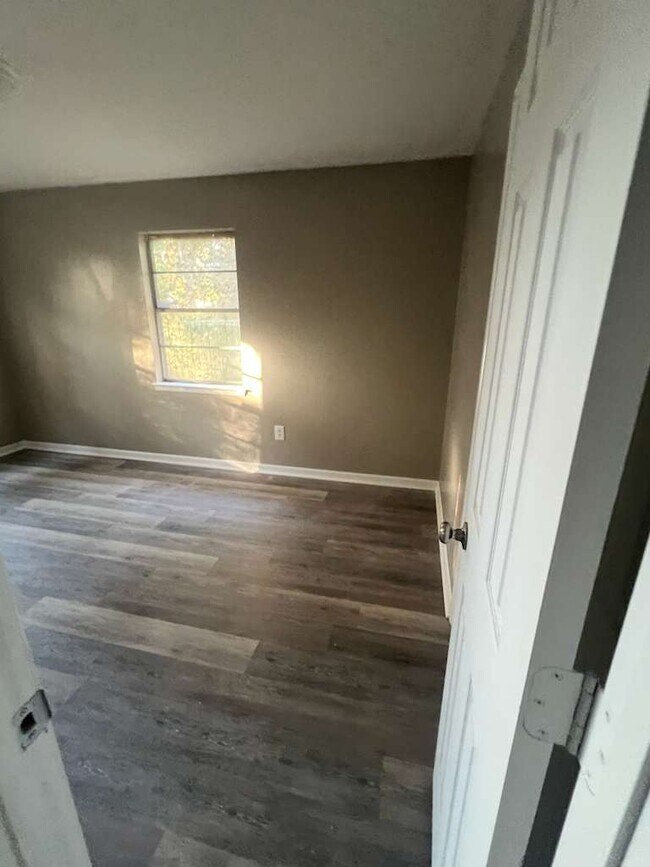 Building Photo - 10405 Riverbend Cir