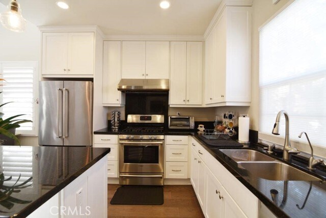 Building Photo - 84 Painted Trellis