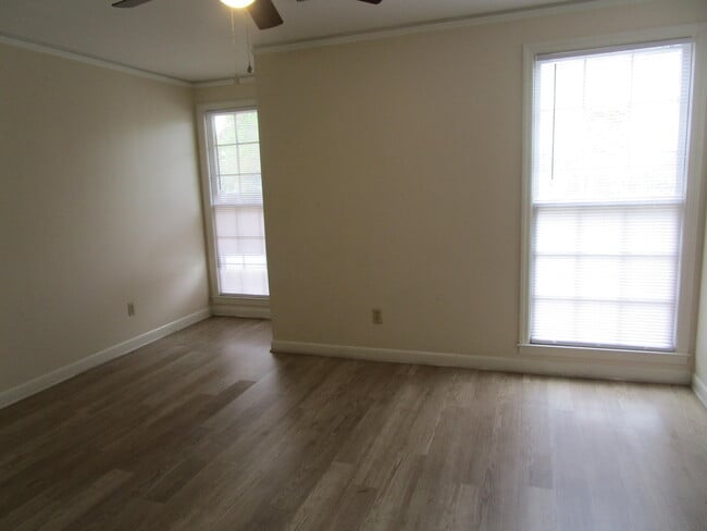 Building Photo - 111 Willow Dr