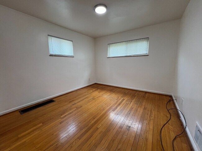 Building Photo - Bright, Updated 4-Bed Home in Cincinnati – Central HVAC, 1,308 Sq Ft, Utilities Included: Water
