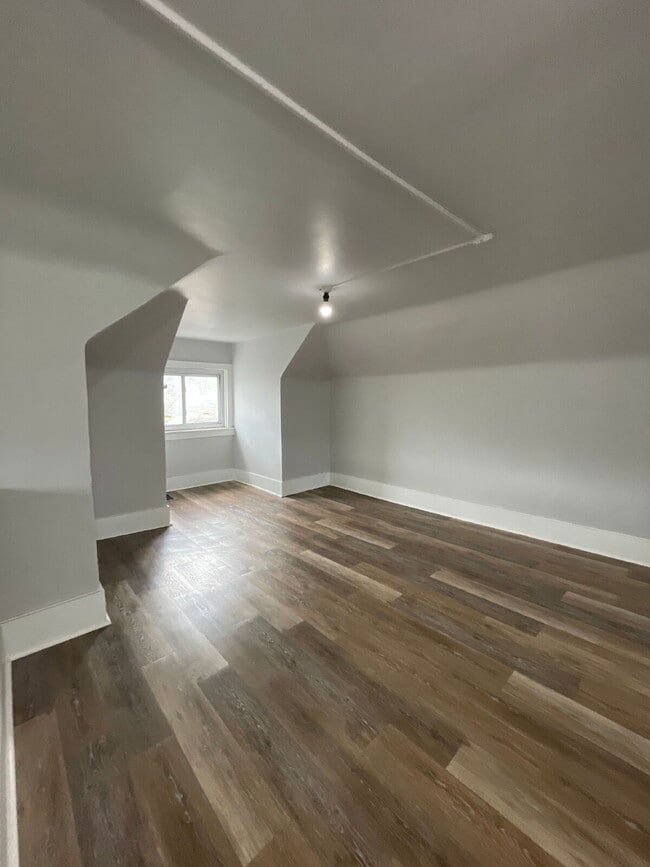 Building Photo - Completely renovated 4 bed 1 bath home near Kennywood Park!