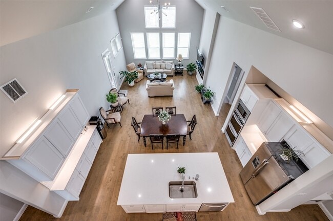 Building Photo - 9767 Maple Hill Ln