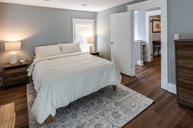 Building Photo - 1515 1/2 S Carson Ave