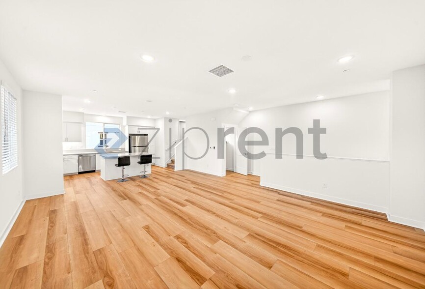 Building Photo - 2215 W Orange Ave