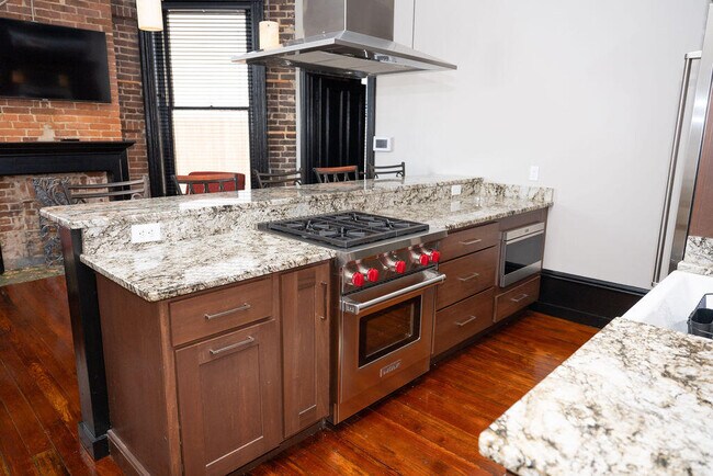 Building Photo - 275 S Limestone