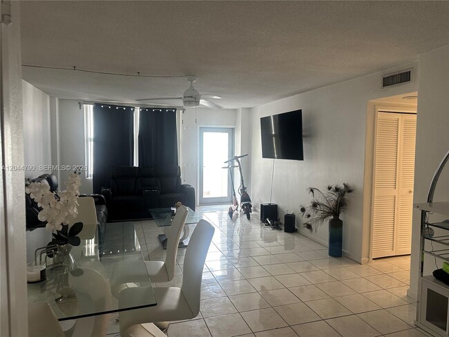Building Photo - 9225 Collins Ave