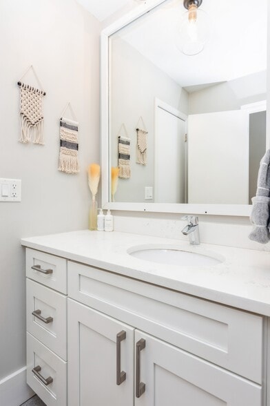2nd Fl Full Bath - 216 Holly Street