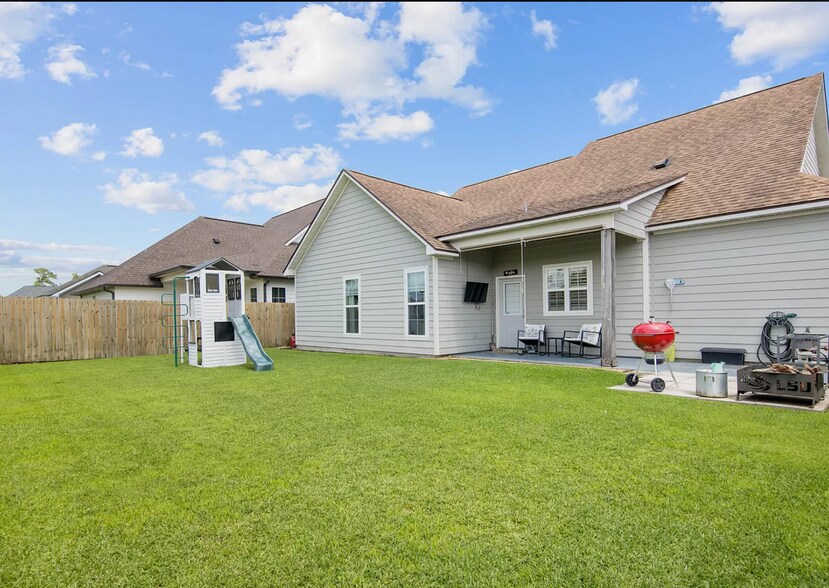 Building Photo - 205 Oak Path Dr