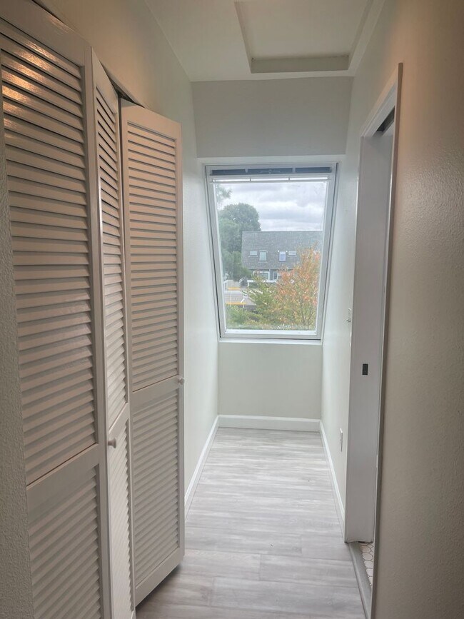 Building Photo - Beautiful Hayden Bay Condo with Mount Hood, River and Marina Views!