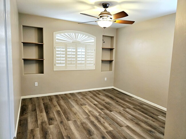 Bright office space with built in shelving - 11063 W Coppertail Dr