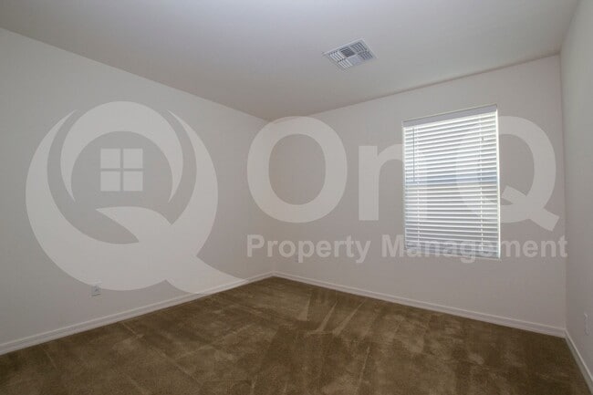 Building Photo - 1120 E Blue Spruce Ln