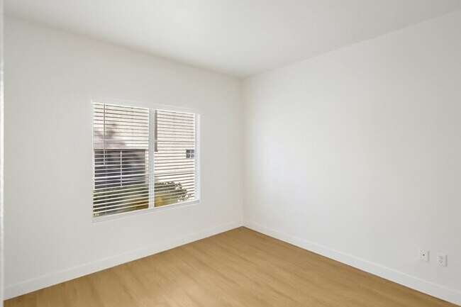 Building Photo - Beautifully Updated 2 Bed and 2 Bath Hende...