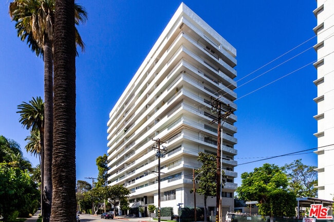 Building Photo - 838 N Doheny Dr