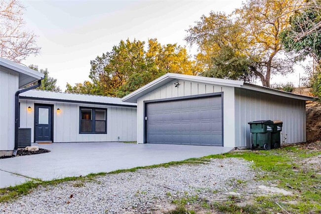 Building Photo - 620 Galston