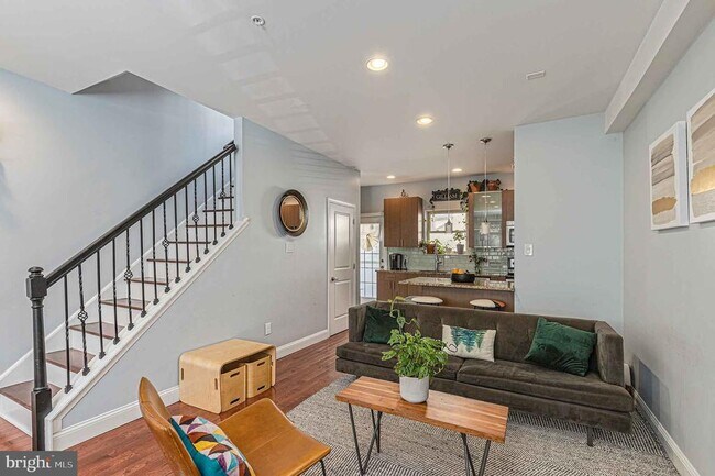 Building Photo - 1935 W George St