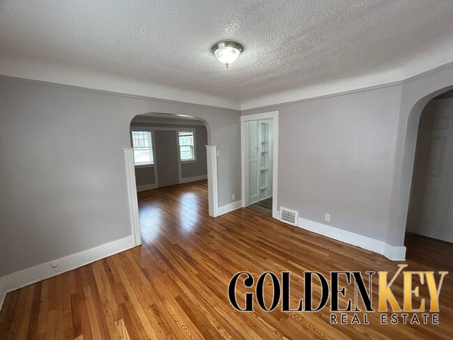 Building Photo - 15745 Cherrylawn St