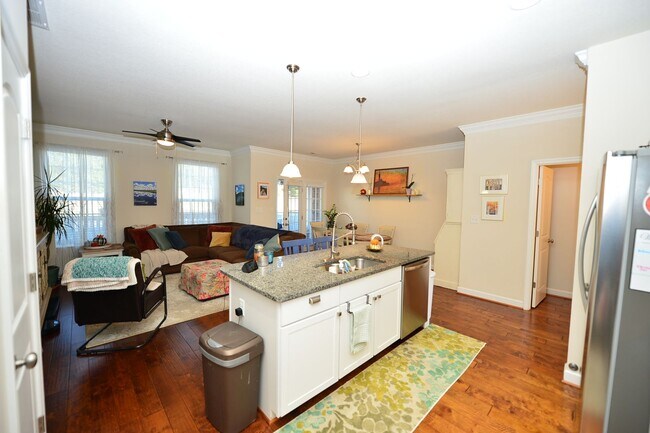 Building Photo - Clubhouse and pool community in the heart of Greenbrier!