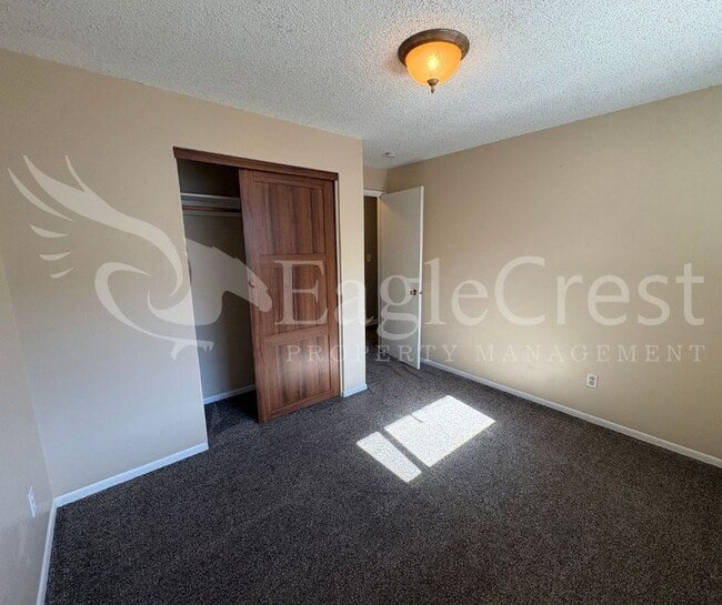 Building Photo - Three Bedroom, One Bathroom Home with Larg...
