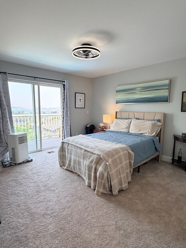 Building Photo - Executive 5 bed/4 bath home, POOL with pool service, decks with VIEWS, two kitchen/living room ar...
