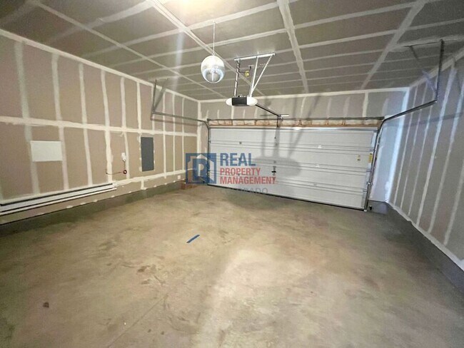 Building Photo - 9254 Henson Pl