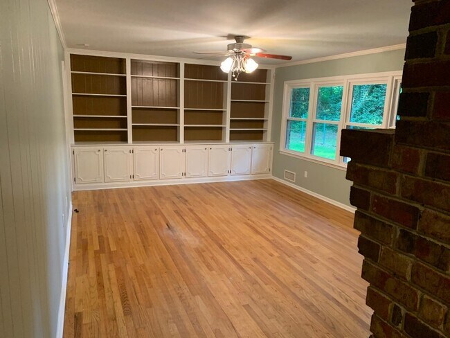 Building Photo - 350 Hollyberry Dr