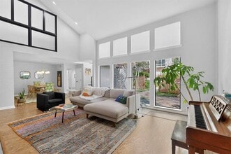 Building Photo - 925 Easton Pl