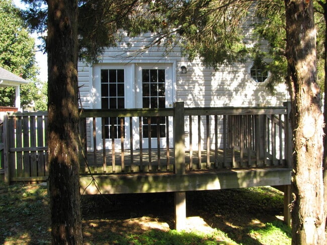 Building Photo - Like new home in Oldham County