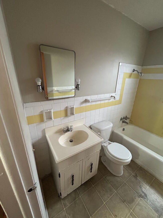 Building Photo - 2 bed 1 bath apartment, hardwood floors, l...