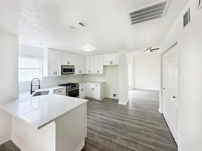 Building Photo - 9843 Stableway Dr
