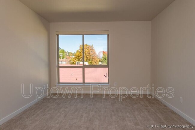 Building Photo - 5885 S Macadam Ave