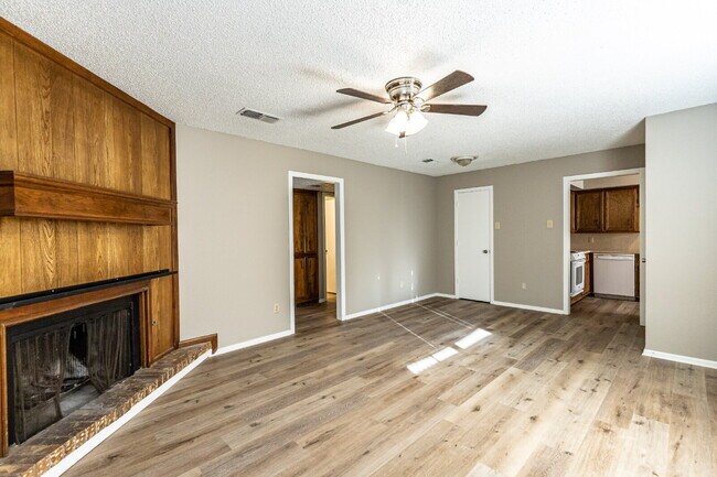 Building Photo - 2-Bedroom Home with Fireplace!