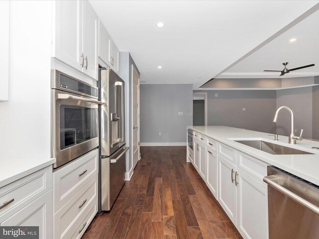 Building Photo - 210 E 2nd St