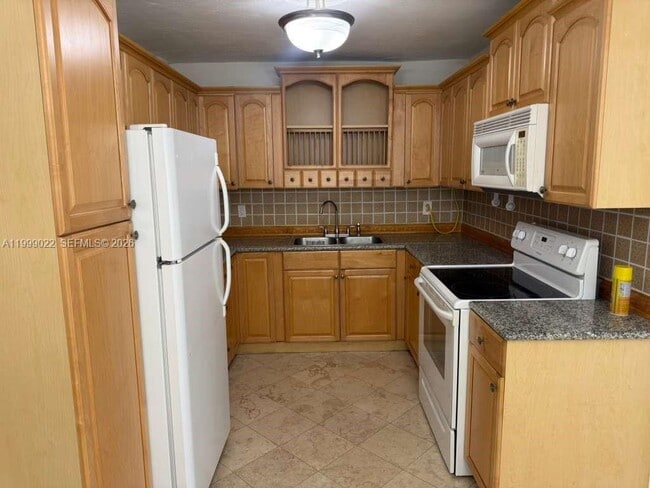 Building Photo - 6833 SW 20th Ct