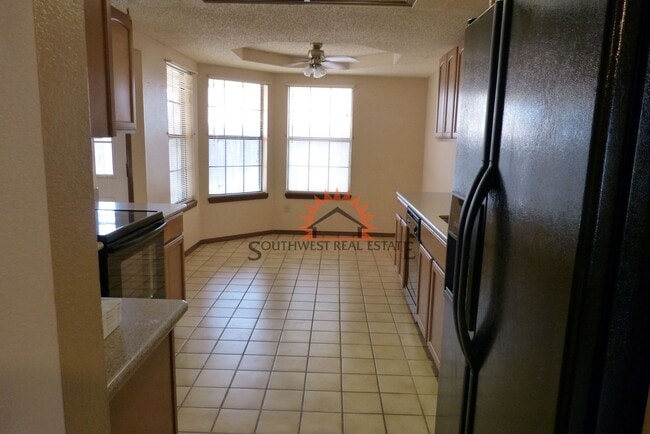Building Photo - Lovely 3 bedroom 2 bathroom brick home wit...