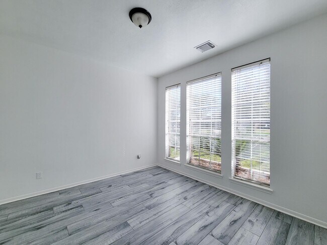 Building Photo - 17614 Glenmark Dr