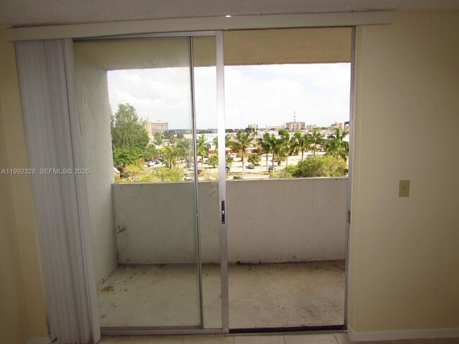 Building Photo - 10090 NW 80th Ct