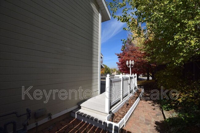 Building Photo - 6888 Hillside Village Cir