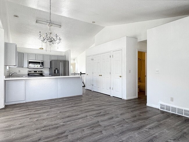 Building Photo - Bright & Spacious Rambler in Rose Park!