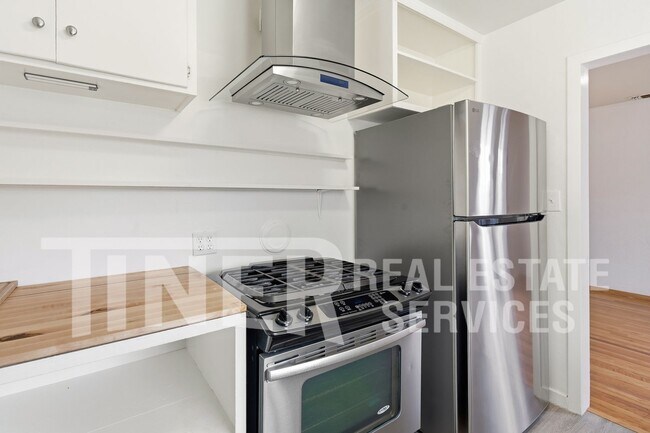 Building Photo - 2407 Sandringham Rd